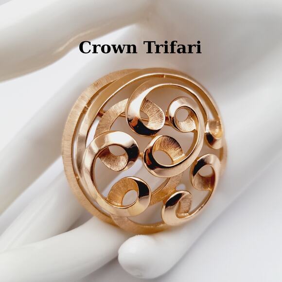 Vintage Crown Trifari Gold Plated Swirl Brooch Pin - Picture 1 of 11